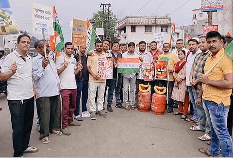 तृणमूल यूथ कांग्रेस ने गैस सिलेंडर को लेकर किया प्रदर्शन