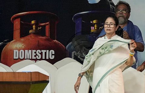 एलपीजी संकट को लेकर कोलकाता की रैली में सीएम ममता बनर्जी।