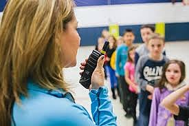 जटेश्वर हाई स्कूल में वॉकी-टॉकी से जुड़े शिक्षक, मोबाइल को कहा अलविदा