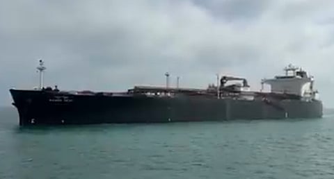 गुजरात के तट पर पहुंचा नंदा देवी एलपीजी जहाज।