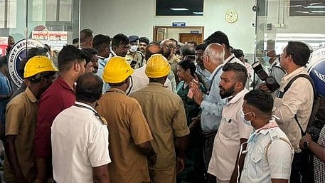 आग लगने के बाद का दृश्य।