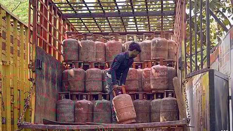 गैस संकट के बीच सरकार की सफाई: किन LPG उपभोक्ताओं के लिए जरूरी है e-KYC?
