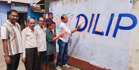 खड़गपुर में भाजपा प्रार्थी दिलीप घोष के प्रचार के लिए दीवार लेखन करते दलीय कर्मी