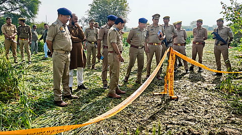 घटनास्थल की जांच करती पुलिस