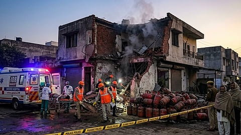 आग लगने के बाद बचाव कार्य करते दमकलकर्मी।
