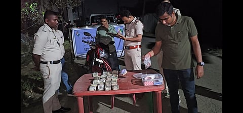 बारुईपुर थाने की पुलिस नाका चेकिंग के दौरान जब्त रुपये को दिखाती हुई 