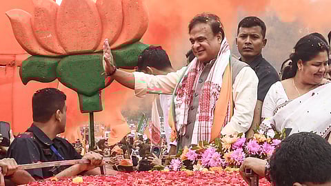 रैली कर नामांकन के लिए जाते असम के सीएम हिमंत विश्व शर्मा।