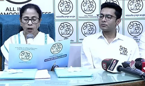 प्रेस कॉन्फ्रेंस में बोलती सीएम ममता बनर्जी।