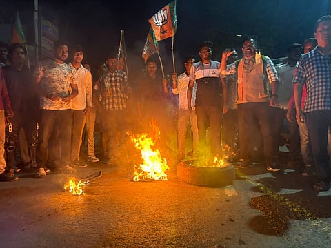 टायर जलाकर विरोध प्रदर्शन करते भाजपा समर्थक 