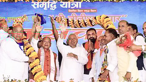 औरंगाबाद में विकास परियोजनाओं की शुरुआत करने के दौरान CM नीतीश कुमार व अन्य