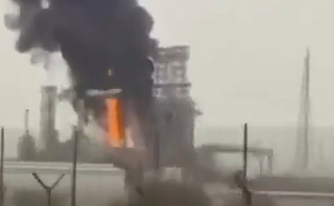 ईरानी ड्रोन हमले के बाद अल-अहमदी तेल रिफाइनरी में लगी आग।