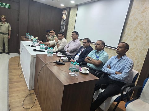 बैठक में शामिल ऑब्जवर्स और पुलिस अधिकारी