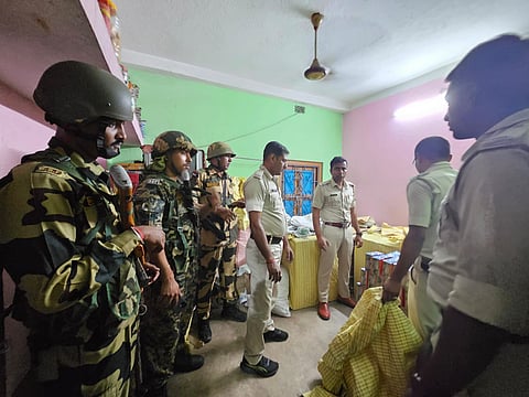 बारुईपुर थाने की पुलिस जब्त प्रतिबंधित पटाखे दिखाती हुई