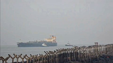 न्यू मंगलौर बंदरगाह के निकट अमेरिका से आया जहाज।