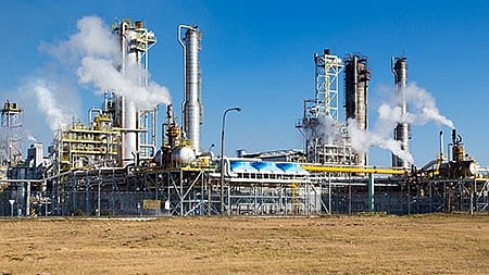 गैस की कमी से यूरिया प्लांट में उत्पादन कम हो रहा है ( फाइल फोटो )।