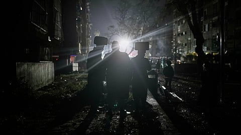 इजराइल में ईरान के मिसाइल हमले के बाद लाइट चली गई।