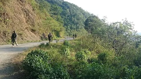 असम में चुनाव से पहले हमला: पुलिस कैंप पर फायरिंग, 4 जवान घायल