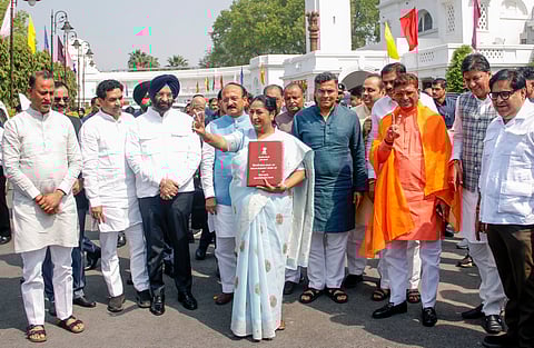 बजट पेश करने से पहले दिल्ली की सीएम रेखा गुप्ता।