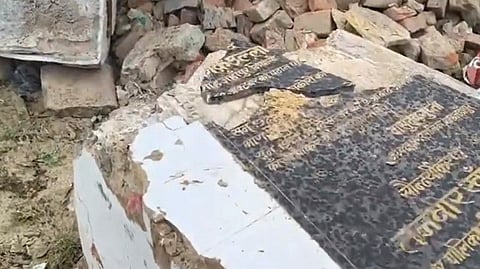 शहीदों की प्रतिमाएं ध्वस्त 
