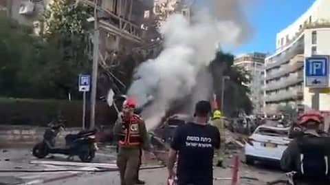 तेल अवीव में हमले के बाद आग पर काबू पाते दमकलकर्मी।