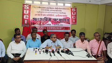 प्रेस कांफ्रेंस को संबोधित करते हुए एसयूसीआई की तरुण कांति नस्कर साथ में हैं कई अन्य आला अधिकारी  