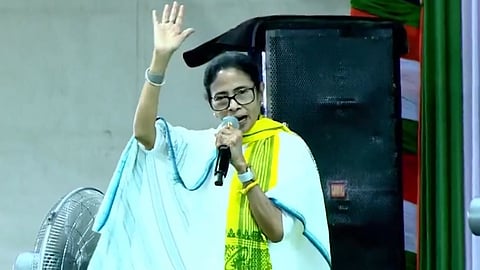 मैनागुड़ी की सभा में मुख्यमंत्री ममता बनर्जी।