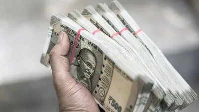 डॉलर के सामने रुपया कमजोर, 18 पैसे की गिरावट