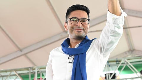 सांसद अभिषेक बनर्जी समर्थकों का अभिवादन स्वीकार करते हुए 