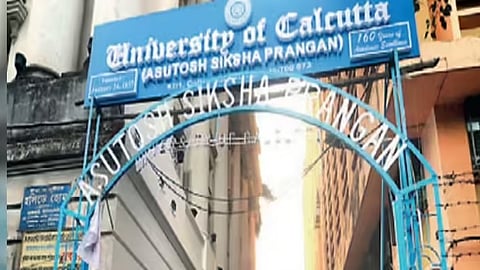 कड़ी सुरक्षा के बीच सीयू के गेट के बाहर मनी रामनवमी