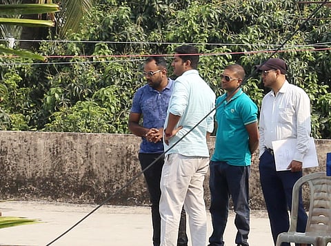 पाटुली में घटनास्थल पर मौजूद पुलिस कर्मी