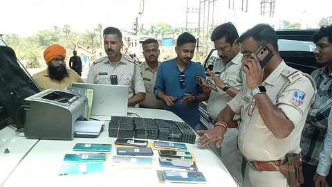 बस से 12 किलो गांजा व 65 मोबाइल फोन बरामद