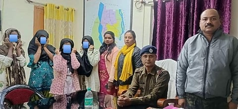 जानकारी देते पुलिस अधिकारी
