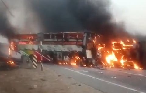 बस और ट्रक में टक्कर के बाद दोनों गाड़ियों में भयानक आग लग गई।