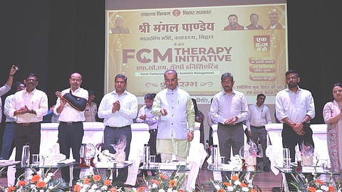 पटना में FCM थेरेपी योजना की शुरुआत करते स्वास्थ्य मंत्री मंगल पांडेय व अन्य