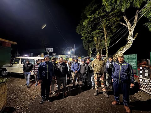 पर्यटकों को सुरक्षित स्थान ले जाते अधिकारी