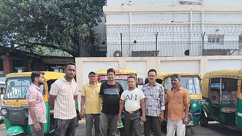 ऑटो में एलपीजी गैस भरवाने के लिए  लंबी कतार में खड़े ऑटो ड्राइवर