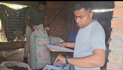 बारुईपुर थाने की पुलिस प्रतिबंधित पटाखा जब्त करते हुए 