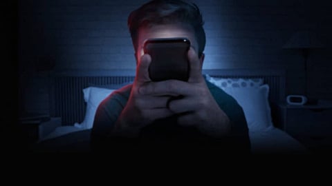 मोबाइल की लत की वजह से बच्चों की सेहत और पढ़ाई प्रभावित हो रही है ( फाइल फोटो)।