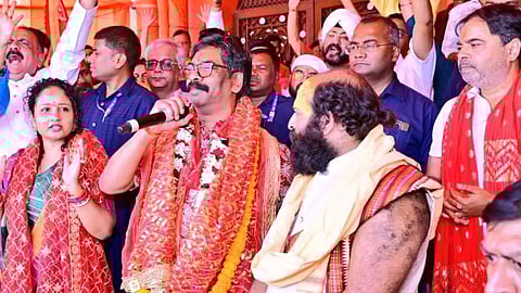 CM हेमंत सोरेन अपनी पत्नी कल्पना सोरेन के साथ श्री राम जानकी तपोवन मंदिर में आयोजित अनुष्ठान में शामिल हुए