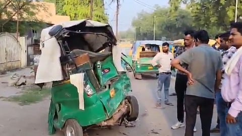 दुर्घटना के शिकार ऑटो को देखते लोग।