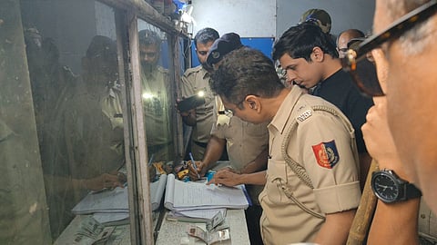 नाका चेकिंग में पुलिस ने विदेशी करेंसी किया जब्त