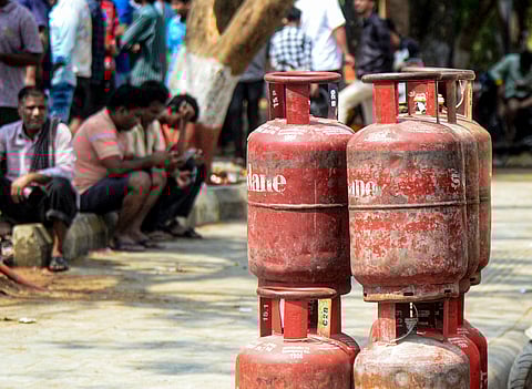 सरकार के आश्वासनों के बावजूद देश में कई जगहों पर लोग रसोई गैस की समस्या से जूझ रहे हैं।