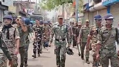 गश्त लगाते बीएसएफ, सीआईएसएफ व पुलिस के जवान 