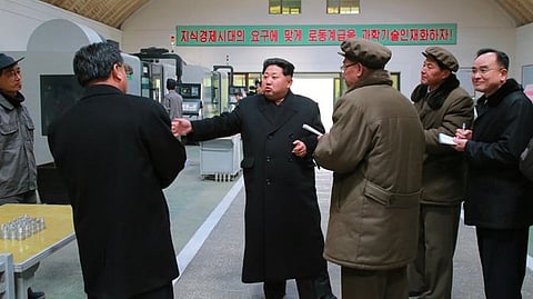 उत्तर कोरिया के नेता किम जोंग उन ने उच्च शक्ति वाले ठोस ईंधन इंजन के परीक्षण का अवलोकन किया ( फाइल फोटो )।