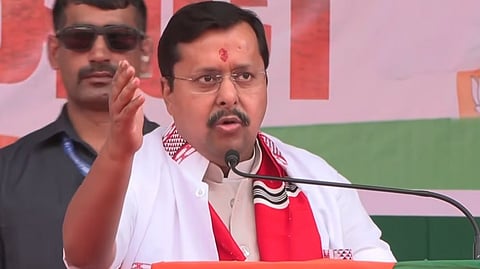 असम में पार्टी उम्मीदवार के समर्थन में रैली को संबोधित करते भाजपा अध्यक्ष नितिन नवीन।