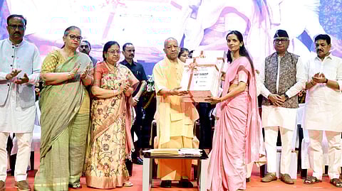 लखनऊ में आंगनबाड़ी कार्यकर्ताओं एवं मुख्य सेविकाओं को स्मार्टफोन और नियुक्ति पत्र वितरण समारोह