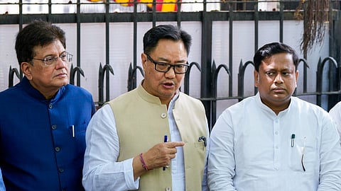 शिकायत के बाद मीडिया से बात करते केंंद्रीय मंत्री किरेन रीजीजू, साथ में पीयूष गोयल और सुकांत मजूमदार।