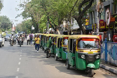 LPG संकट से जूझते ऑटो चालक, घंटों नहीं, पूरी रात लग जाती है लाइन में