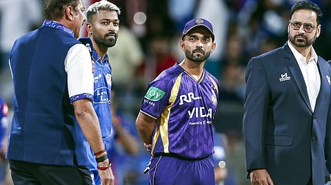 टॉस के दौरान हार्दिक पंड्या के साथ केकेआर कप्तान अजिंक्य रहाणे।