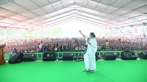 चुनावी रैली को संबोधित करतीं मुख्यमंत्री ममता बनर्जी।